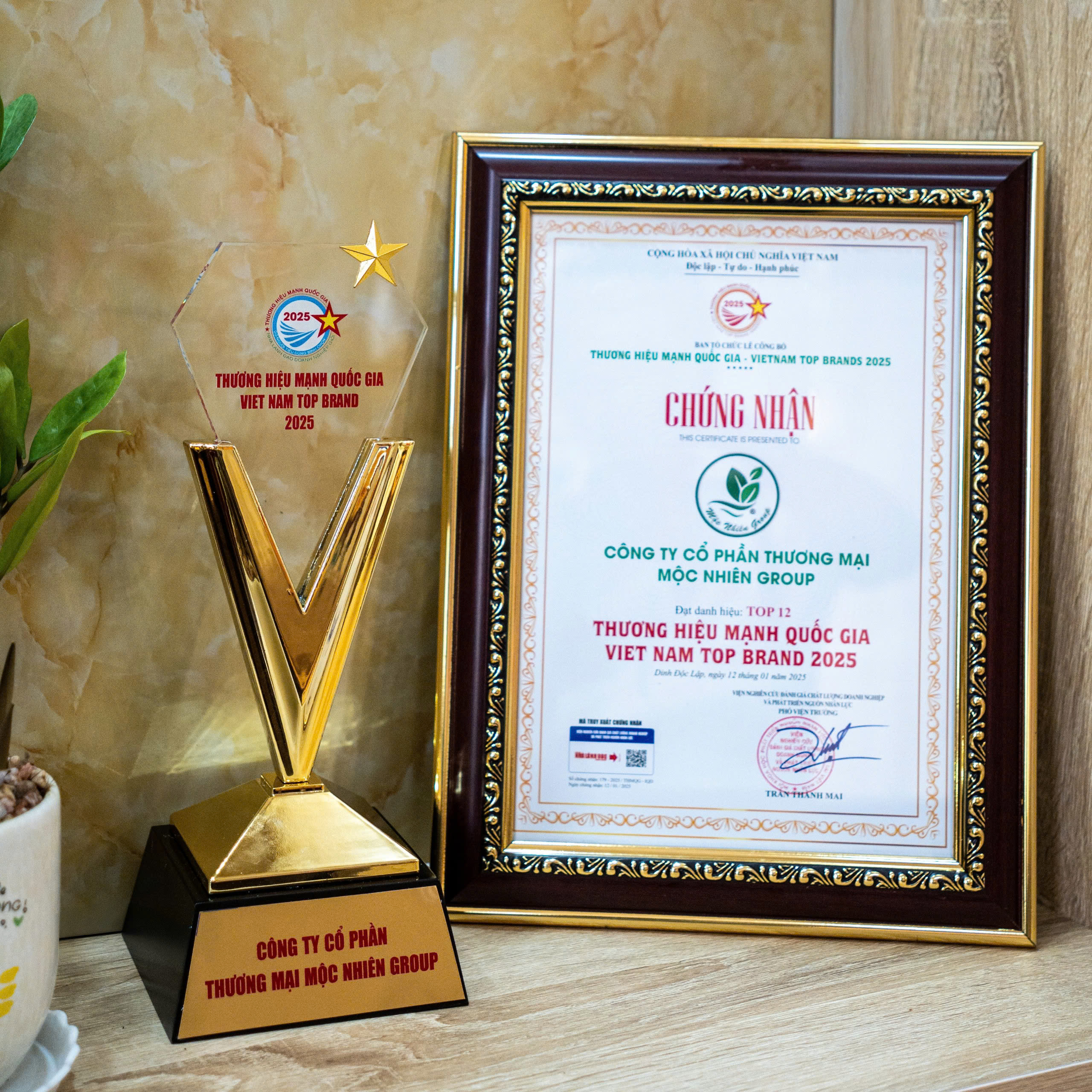 Chứng nhận và kỷ niệm chương Top Thương hiệu mạnh quốc gia 2025 Mộc Nhiên Group.