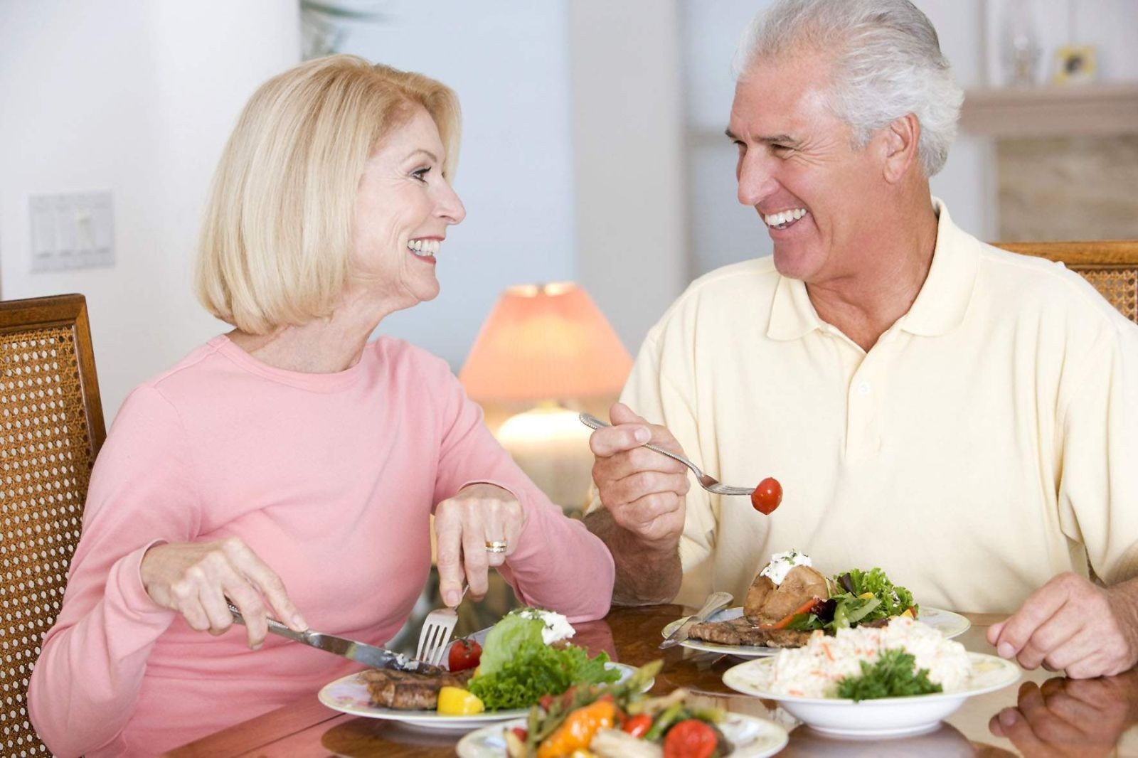 Dinh dưỡng là yếu tố quan trọng giúp người cao tuổi duy trì sức khỏe và chất lượng cuộc sống