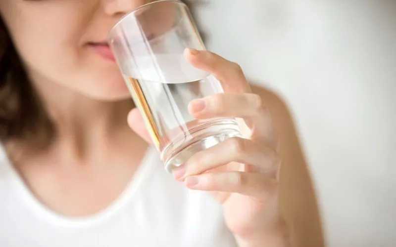 Hãy uống ít nhất 8 ly nước mỗi ngày để cơ thể luôn đủ nước