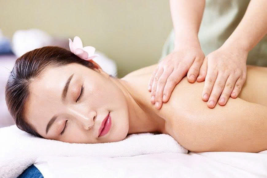 Massage thư giãn là phương pháp xoa bóp nhẹ nhàng nhằm mang lại sự thoải mái cho cơ thể và tâm trí