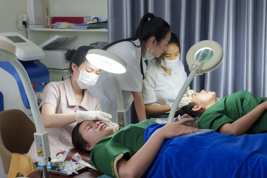 Chuyên gia hướng dẫn từng người thực hành