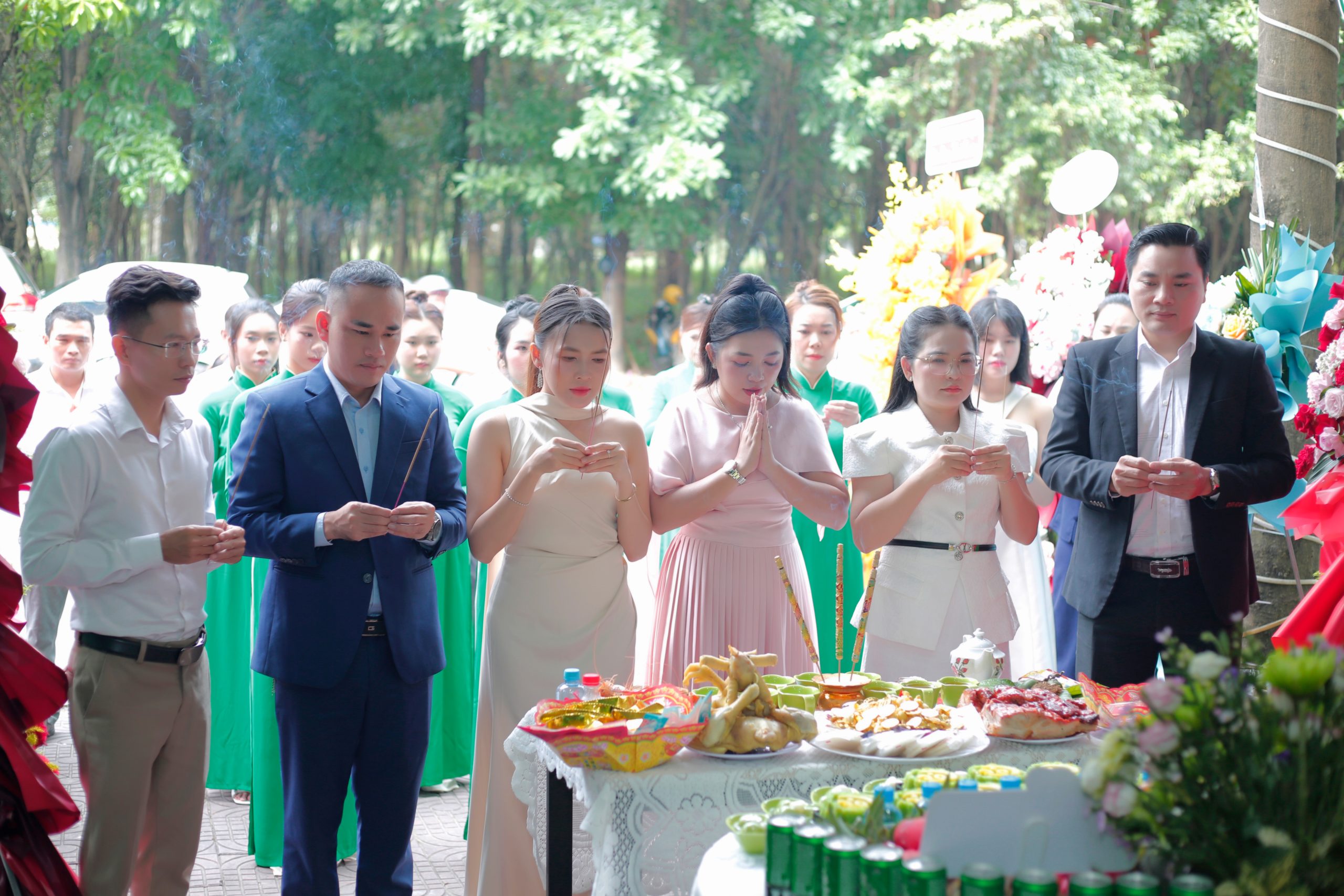 Ban Lãnh Đạo và Giám Đốc chi nhánh Mộc Nhiên Spa Bến Cát cúng khai trương