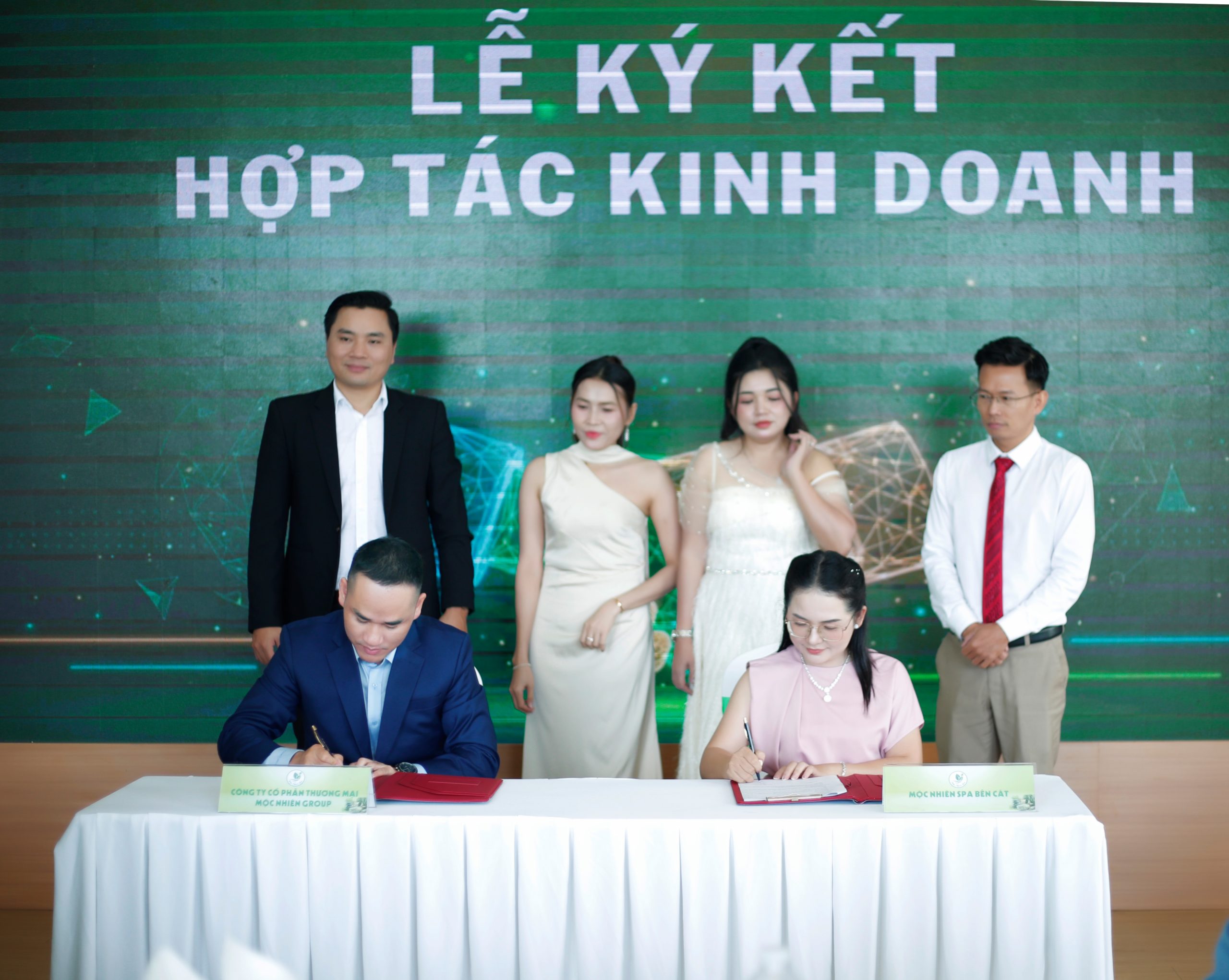 TGĐ Châu Ngọc Long ký kết hợp tác mở chi nhánh Mộc Nhiên Spa Bến Cát