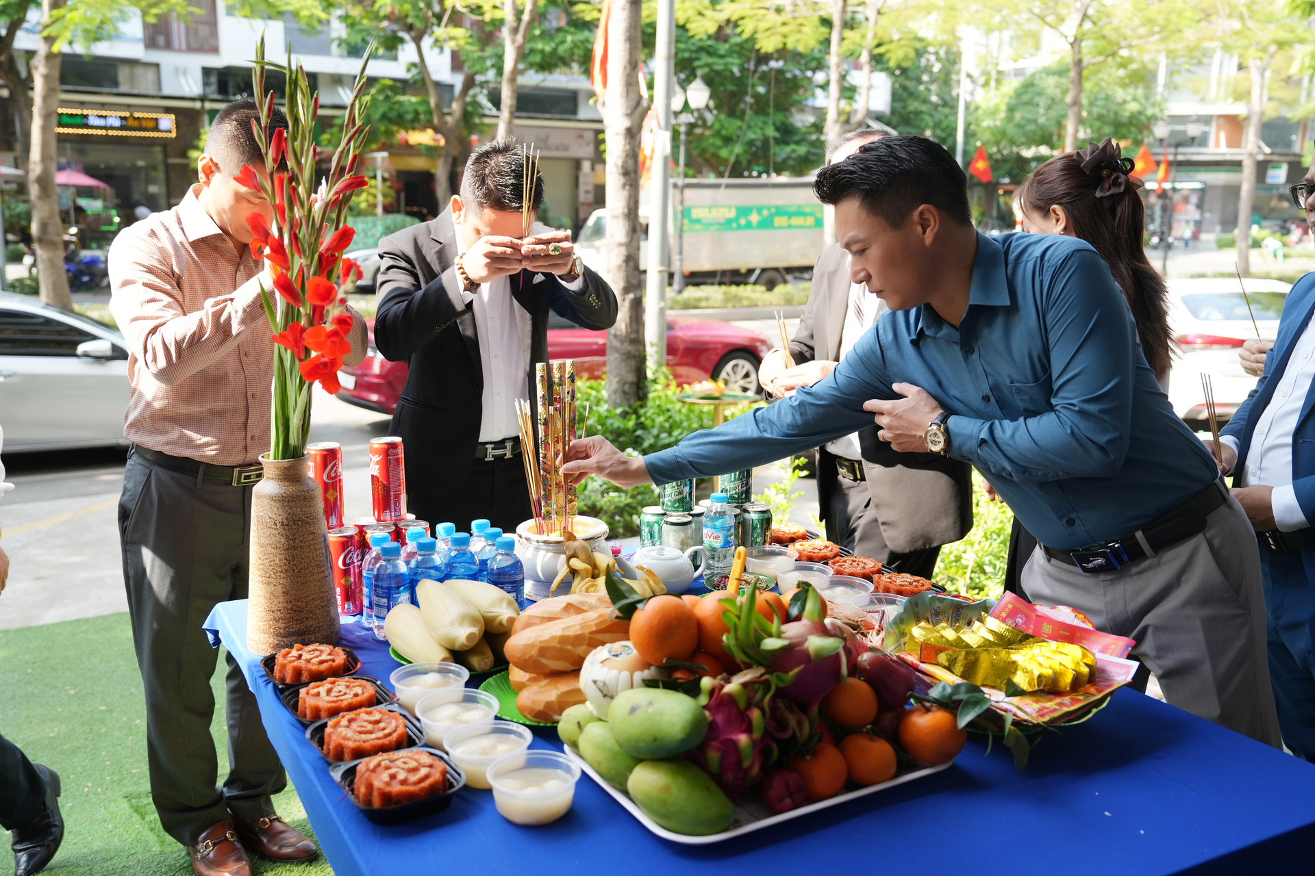 Ban lãnh đạo Mộc Nhiên Group thực hiện nghi thức cúng khai xuân