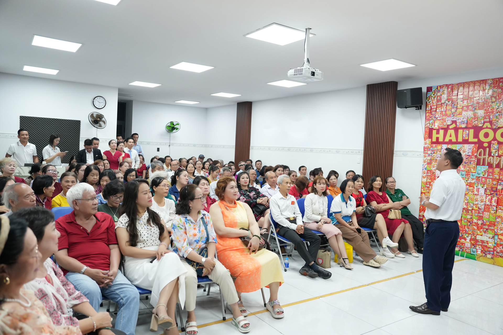 Ban Lãnh đạo giao lưu & chia sẻ với khách mời tại buổi khai xuân